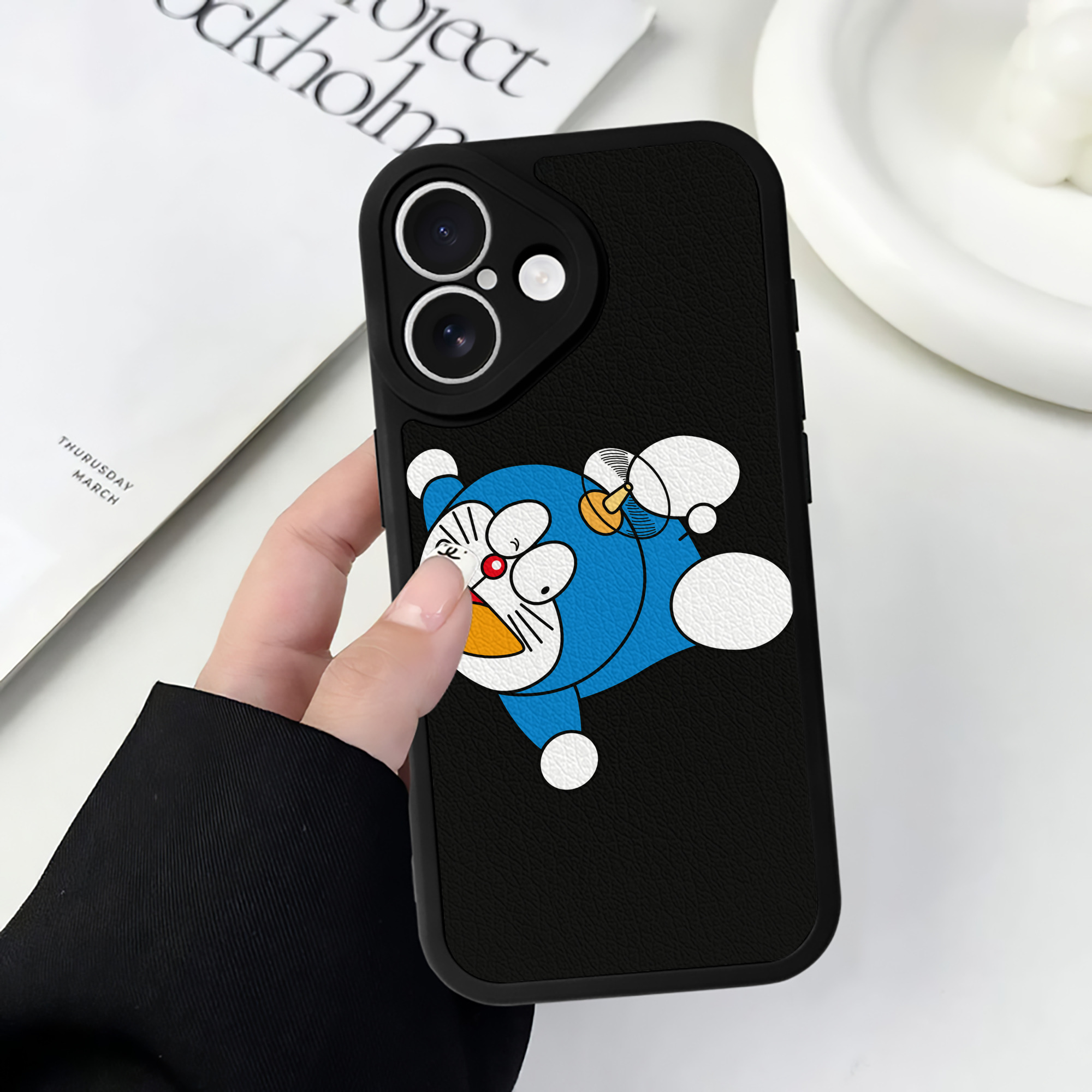 （画像用） ドラえもん Doraemon 【iPhone 16シリーズ対応】シリコンスマホケース（レザー調） 材質：シリコン